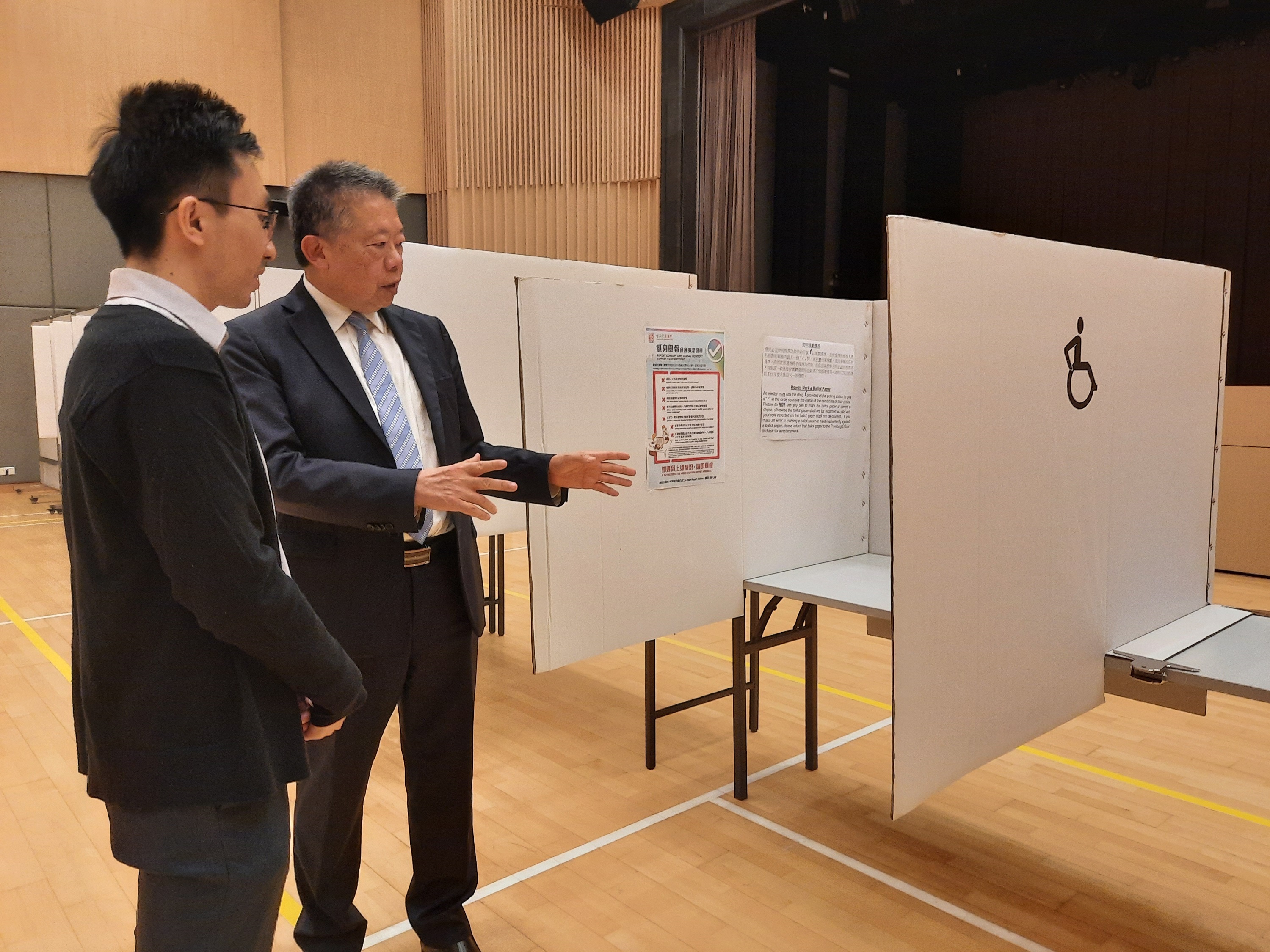 Accessible polling stations will be equipped with enlarged voting compartments with lower polling tables for electors who are wheelchair users.